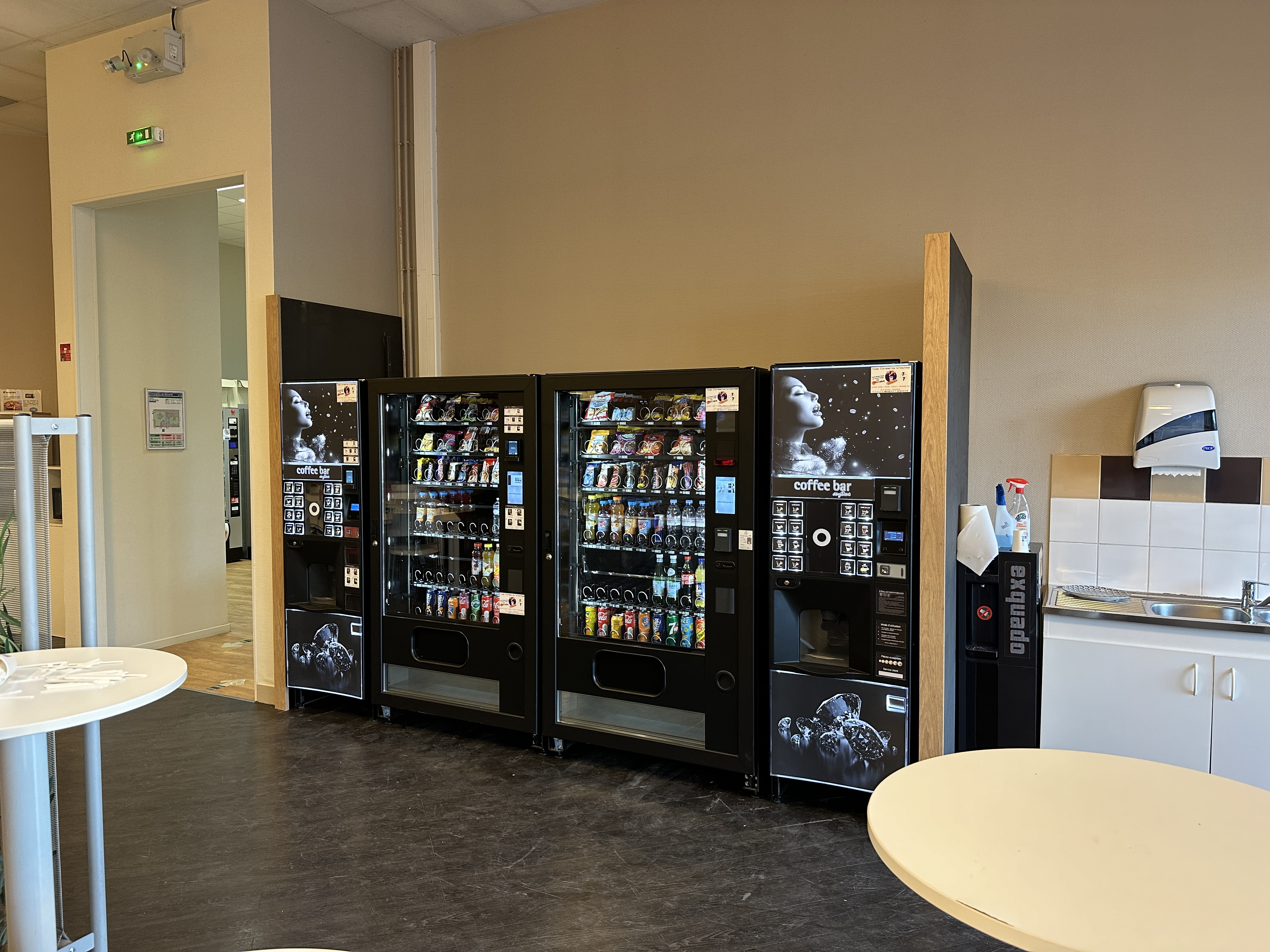 Vue d’une installation MAURIN et de son mobilier adapté dans un espace professionnel