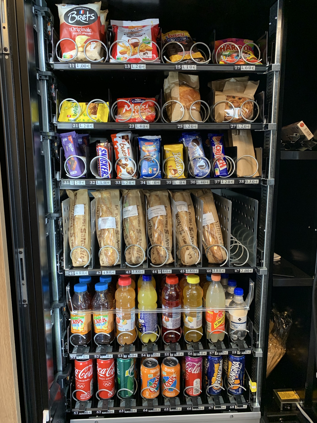 Sandwichs, chocolatines et viennoiseries MAURIN présentés dans un distributeur automatique